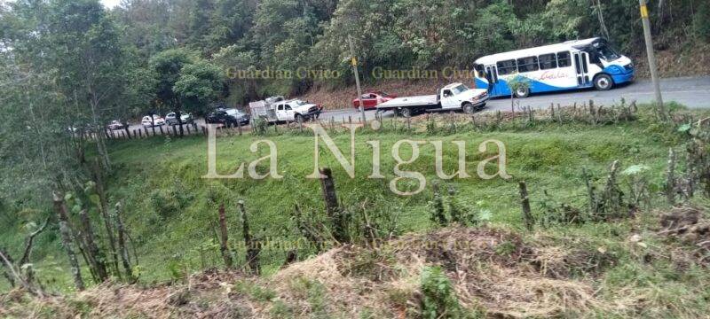 PLATAFORMA CAE A CUNETA EN LA CARRETERA ZONGOLICA – ORIZABA