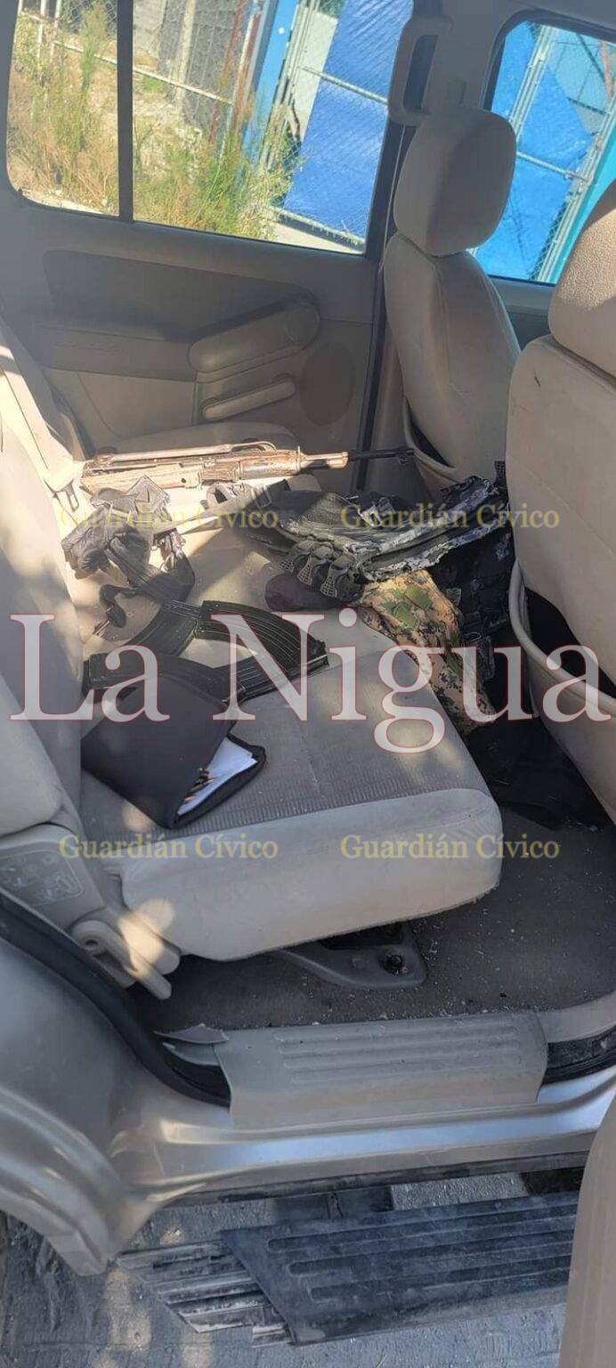 Malandros abandonan “cuerno de chivo” en camioneta abandonada en Reynosa