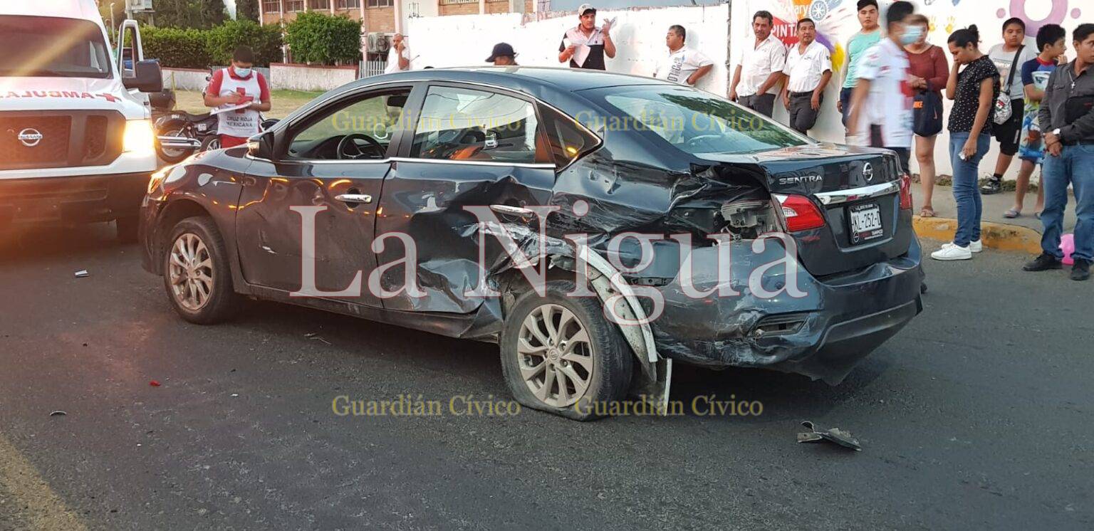 ¡TRÁILER CHOCA UN AUTO CON FAMILIA ADENTRO!