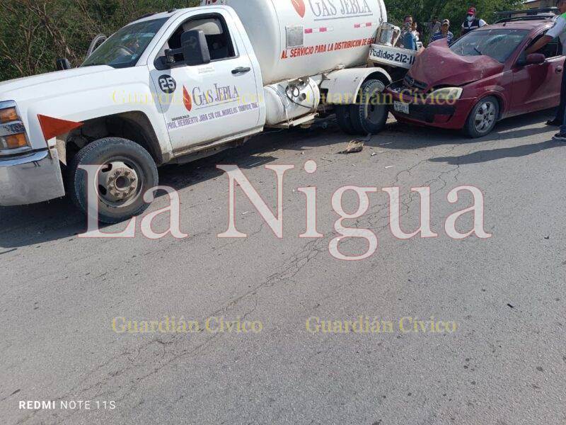 Chocan pipa con gas y camioneta en Pánuco