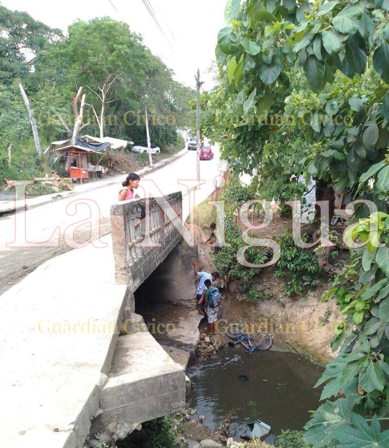 Auxilian a menor tras caer a un arroyo con todo y bicicleta