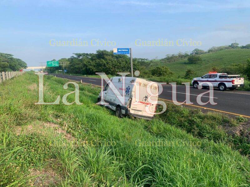 Paramédicos de Protección Civil de Acayucan sufren fuerte accidente en la Autopista La Tinaja – Cosoleacaque.