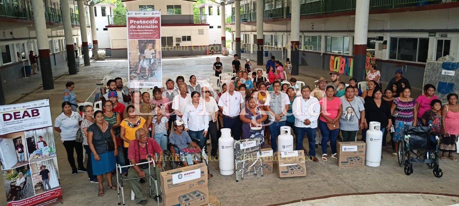 Entregan apoyos a personas en Situación de Vunerabilidad en Las Choapas