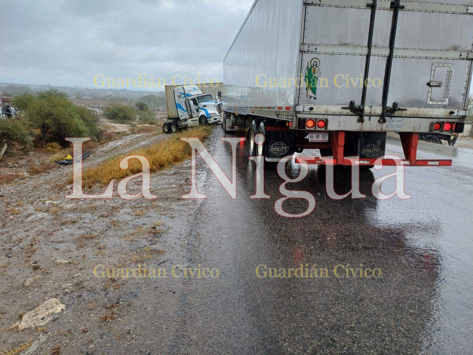 Tráiler derrapa sobre pavimento mojado y bloquea tramo de la carretera Tula-Victoria