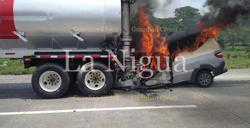 Muere calcinado en aparatoso choque