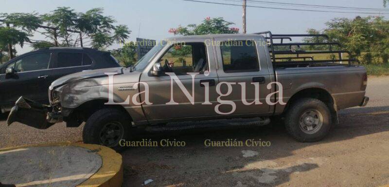 Da vuelta en “U” y provoca aparatoso percanceen Platón Sánchez