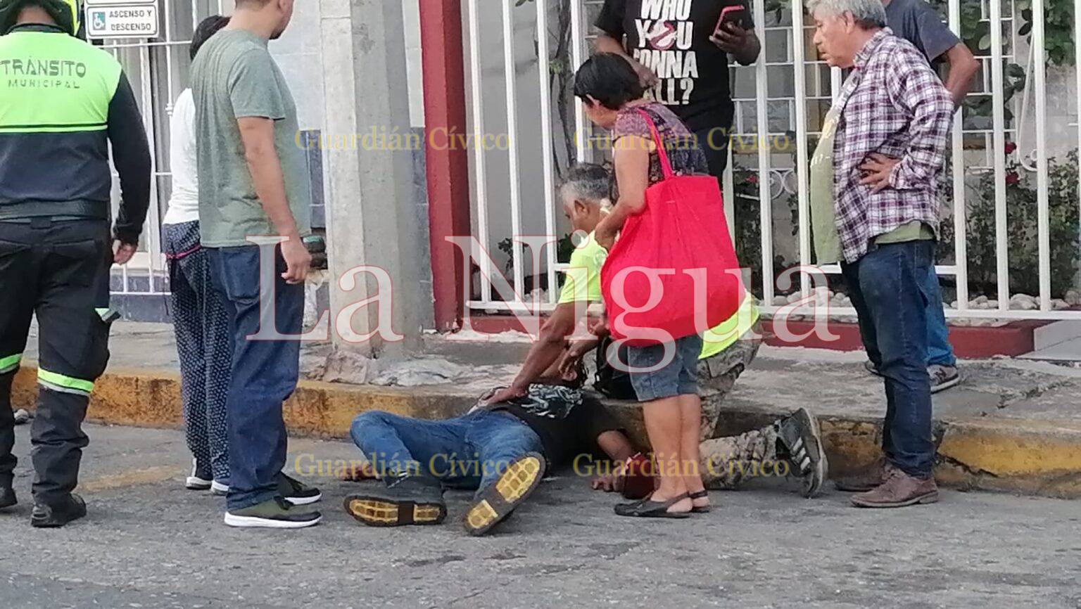 Taxista choca contra motociclista y se da a la fuga