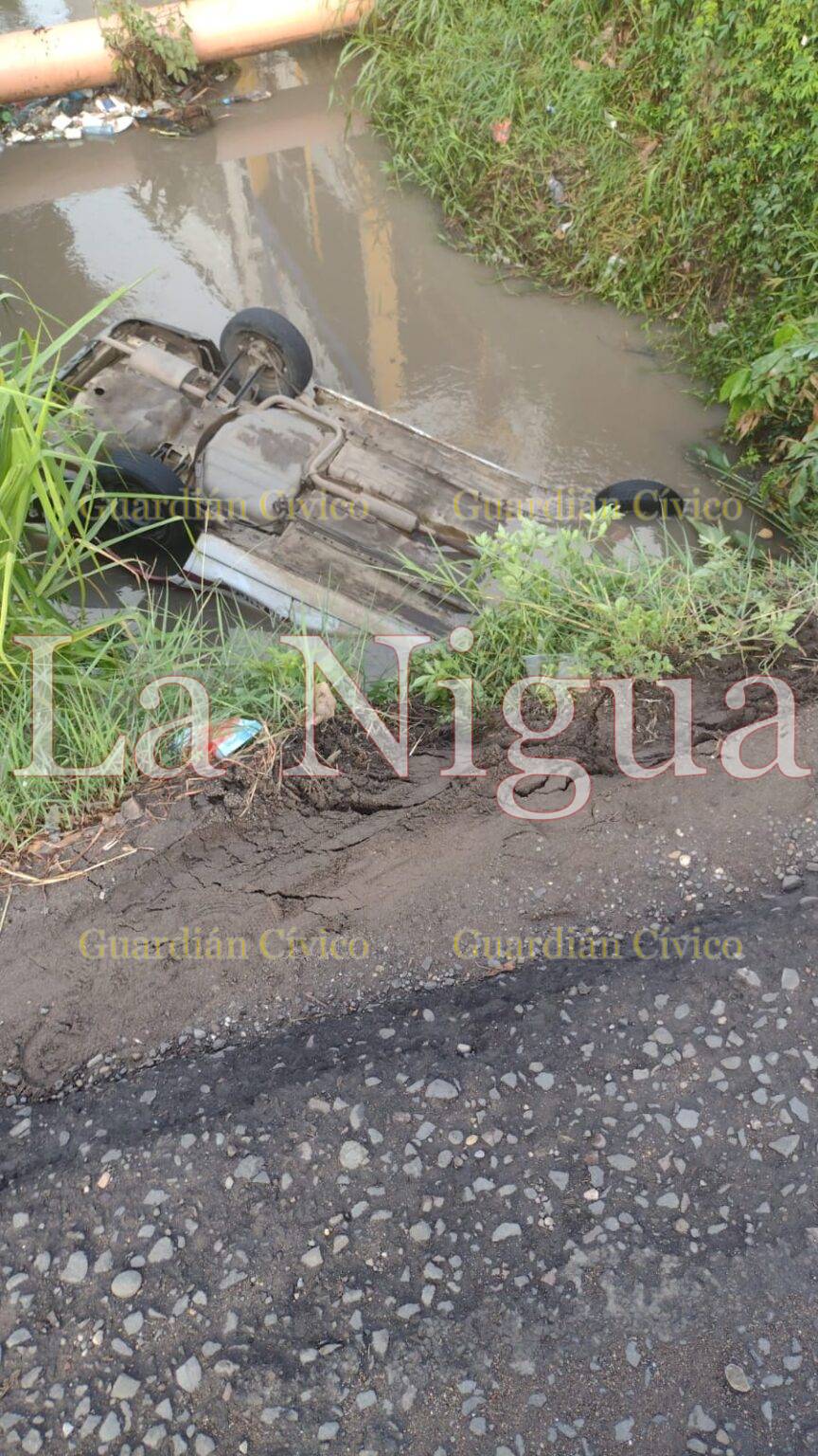 MUERE TAXISTA AL CAER A ZANJA