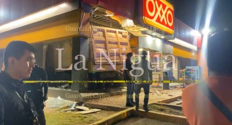 Volteo se mete al OXXO del Naranjito en Cosoleacaque