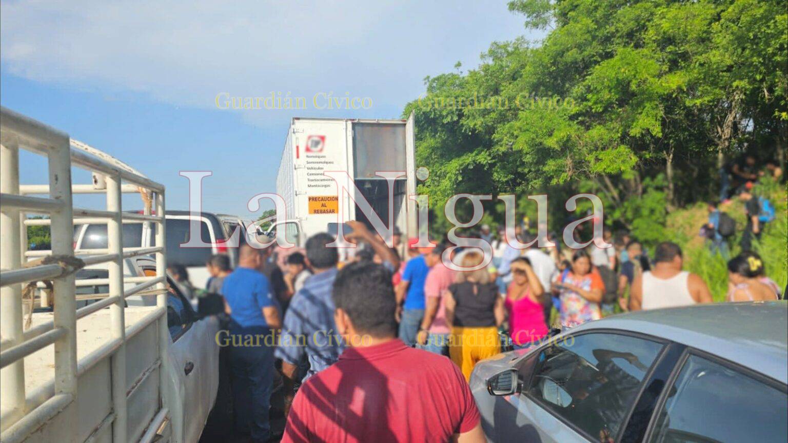 172 migrantes abandonados en tractocamión