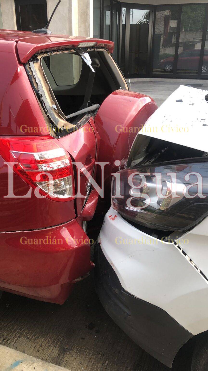 Choque deja solo daños materiales.