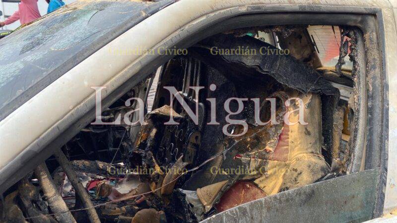 Nuevo ataque en el sur; incendian vehículo cerca de la terminal de autobuses en Acayucan.