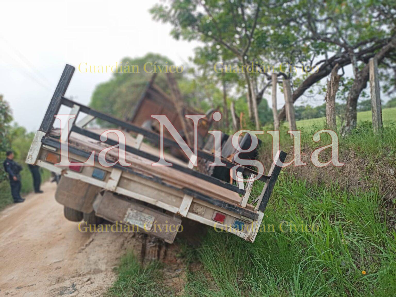 Camión tortón a punto de volcarse en camino de Las Choapas
