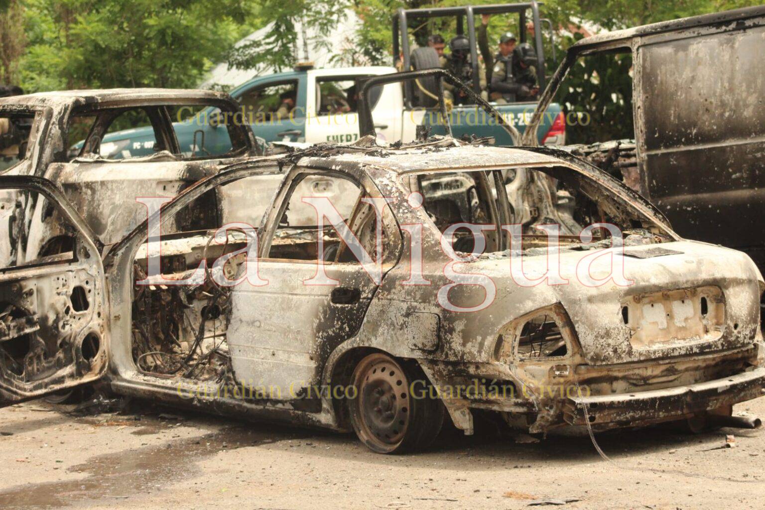 Enardecidos integrantes de la FNLS incendian 16 vehículos en Tantoyuca