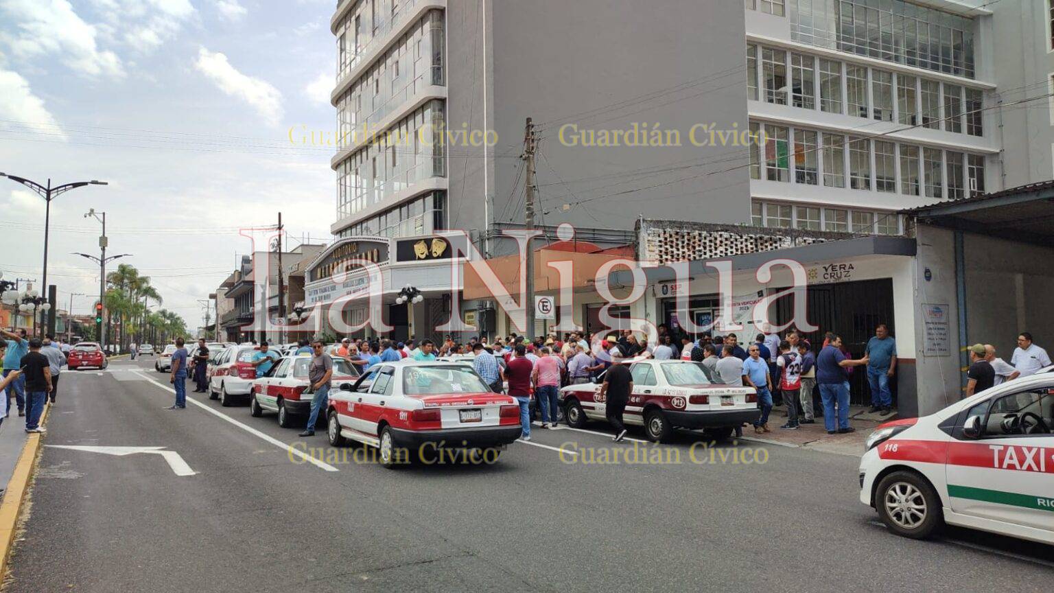 Se manifiestan taxistas en Orizaba por trasporte Gallo
