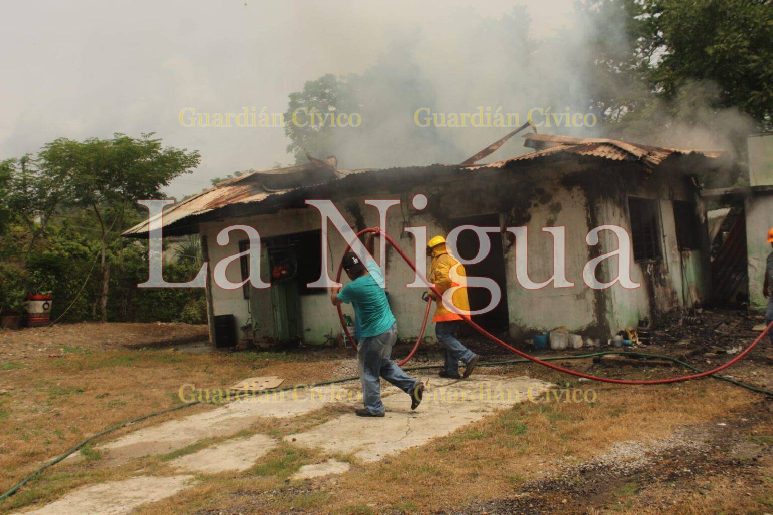 Vivienda consumida por el fuego en Tantoyuca
