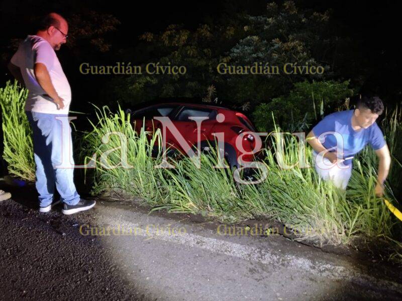 Vehículo se sale del camino en San Andrés Tuxtla