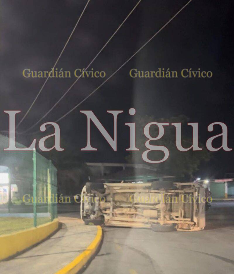 Vuelca camioneta en boulevard de Las Choapas y sus tripulantes la ponen en 4 ruedas y huyen