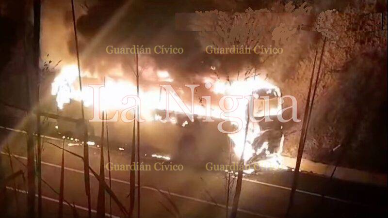 SE INCENDIAN AUTOBÚS Y PIPA EN LA #AUTOPISTA TUXPAN-TAMPICO