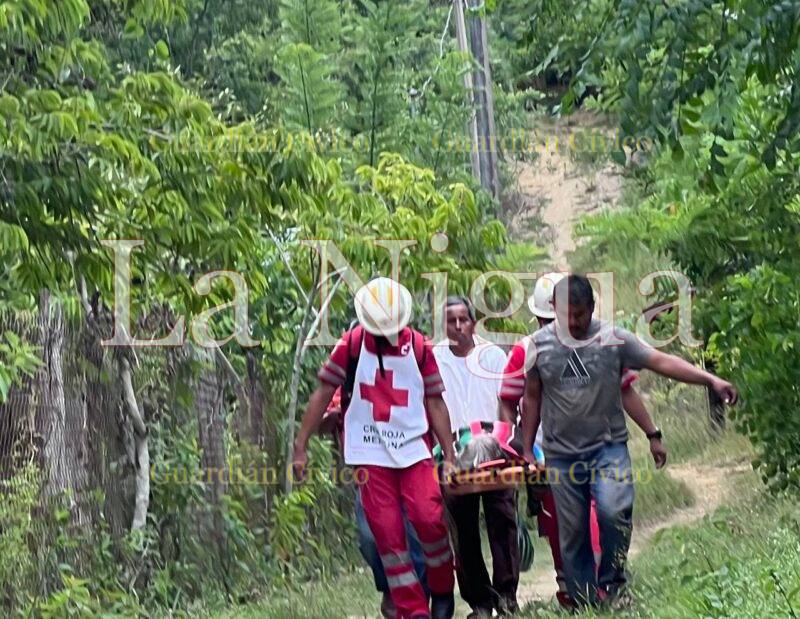 Auxilian a mujer tras caída