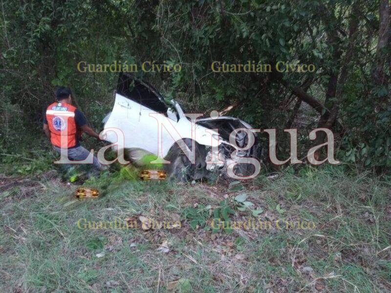 Vecino de Chontla pierde el control de su vehículo y termina fuera de la carretera