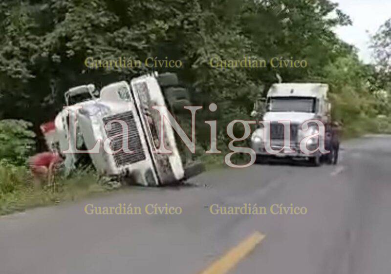 Vuelca tráiler sobre la Alazán – Canoas