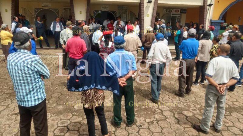 CONFRONTAN IXHUATECOS A ALCALDESA DORA GALICIA