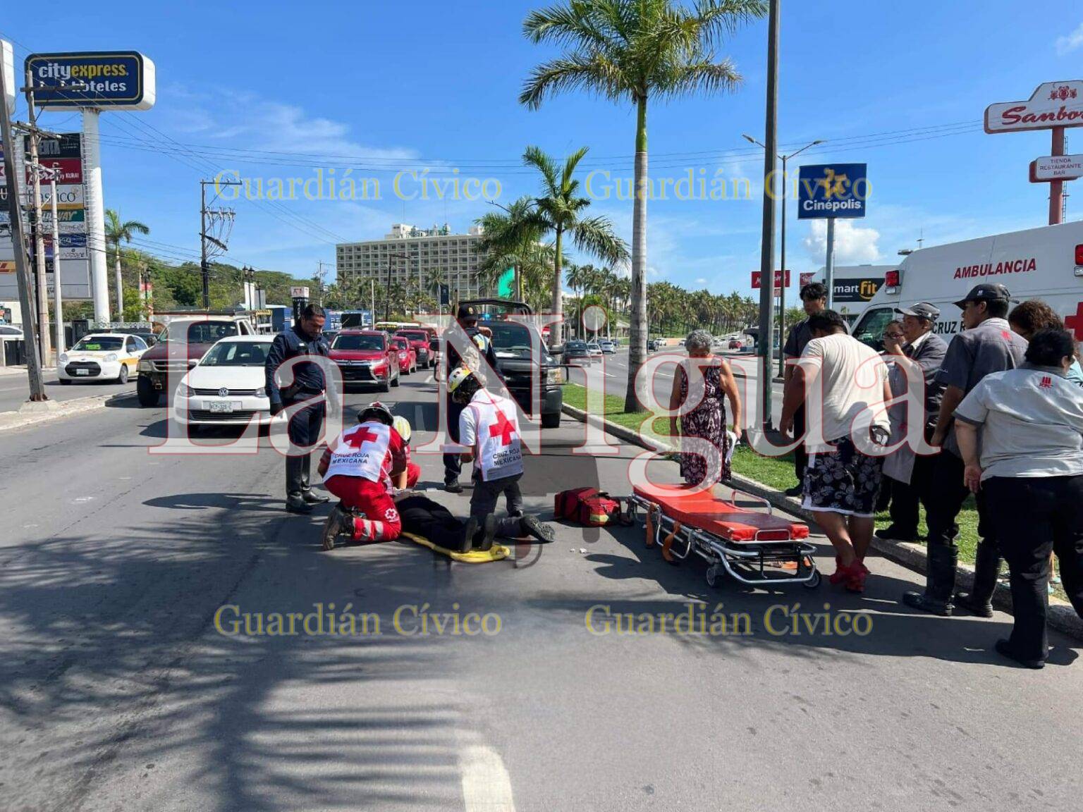 Joven empleada de Kentucky Fried Chicken fue atropellada por un automóvil sobre la Avenida Hidalgo