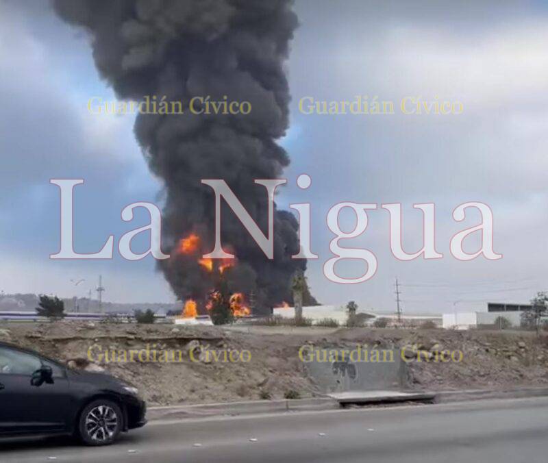Se incendia fábrica de colchones de esponja en Tijuana