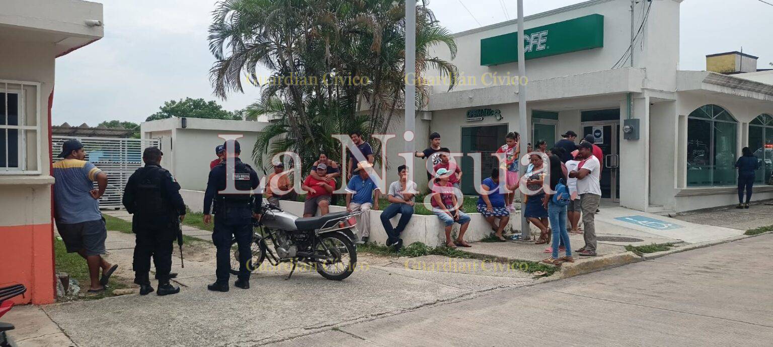 En protesta por la falta de energía eléctrica, encierran a empleados de CFE en Las Choapas.