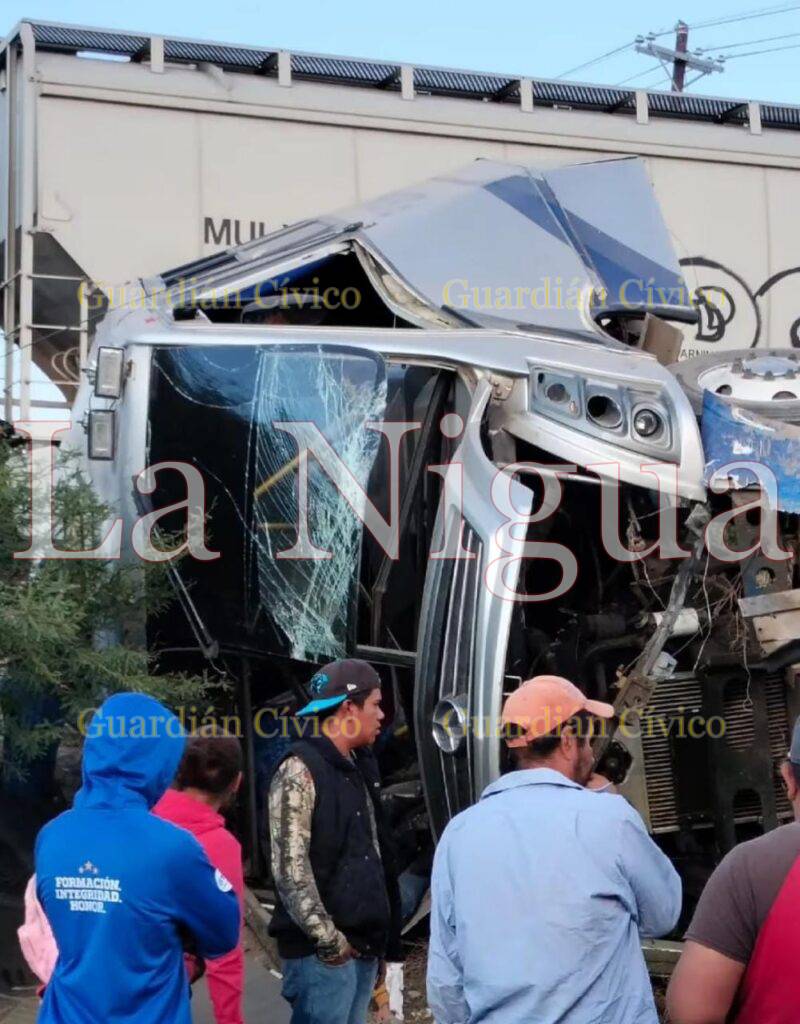 7 muertos y 17 heridos en accidente entre autobús y tren en Queretaro