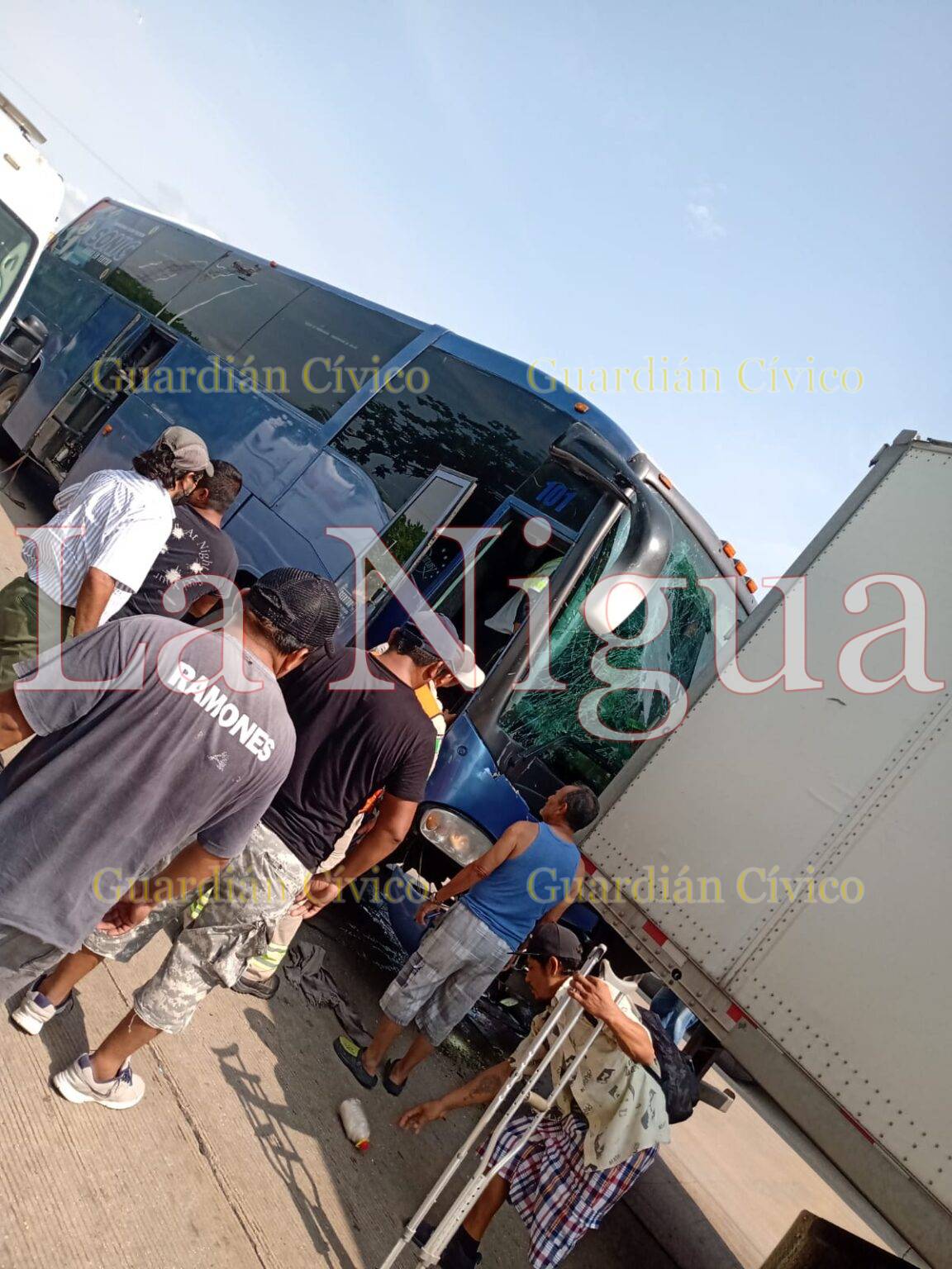 Choca autobús contra tráiler en Acayucan