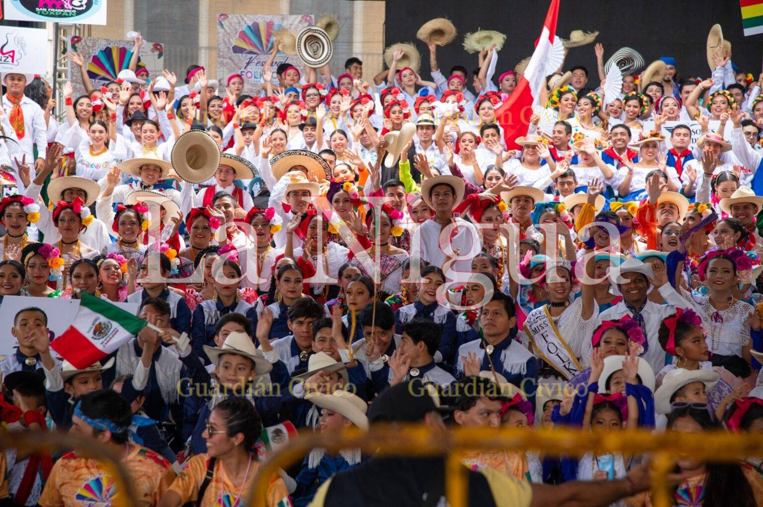 Se llenan calles de color y alegría en desfile del Festival Internacional del Folklore