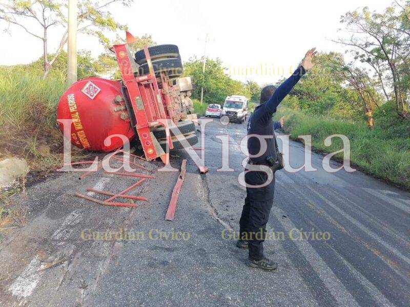 Vuelca pipa en carretera Las Choapas-Villa Cuichapa