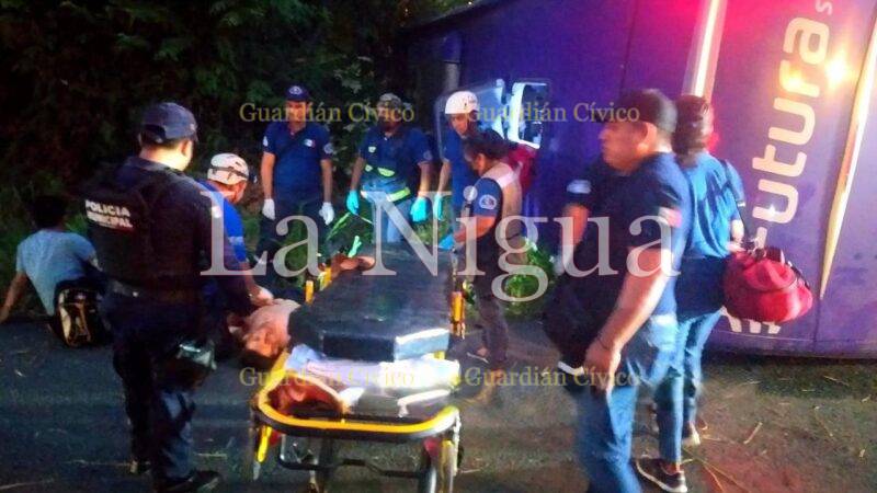 Volcadura de autobús Futura deja dos muertos en Álamo