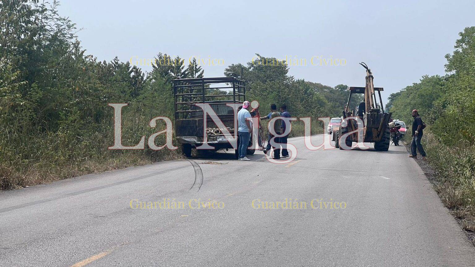 Pierde el control de su camioneta y termina en el monte