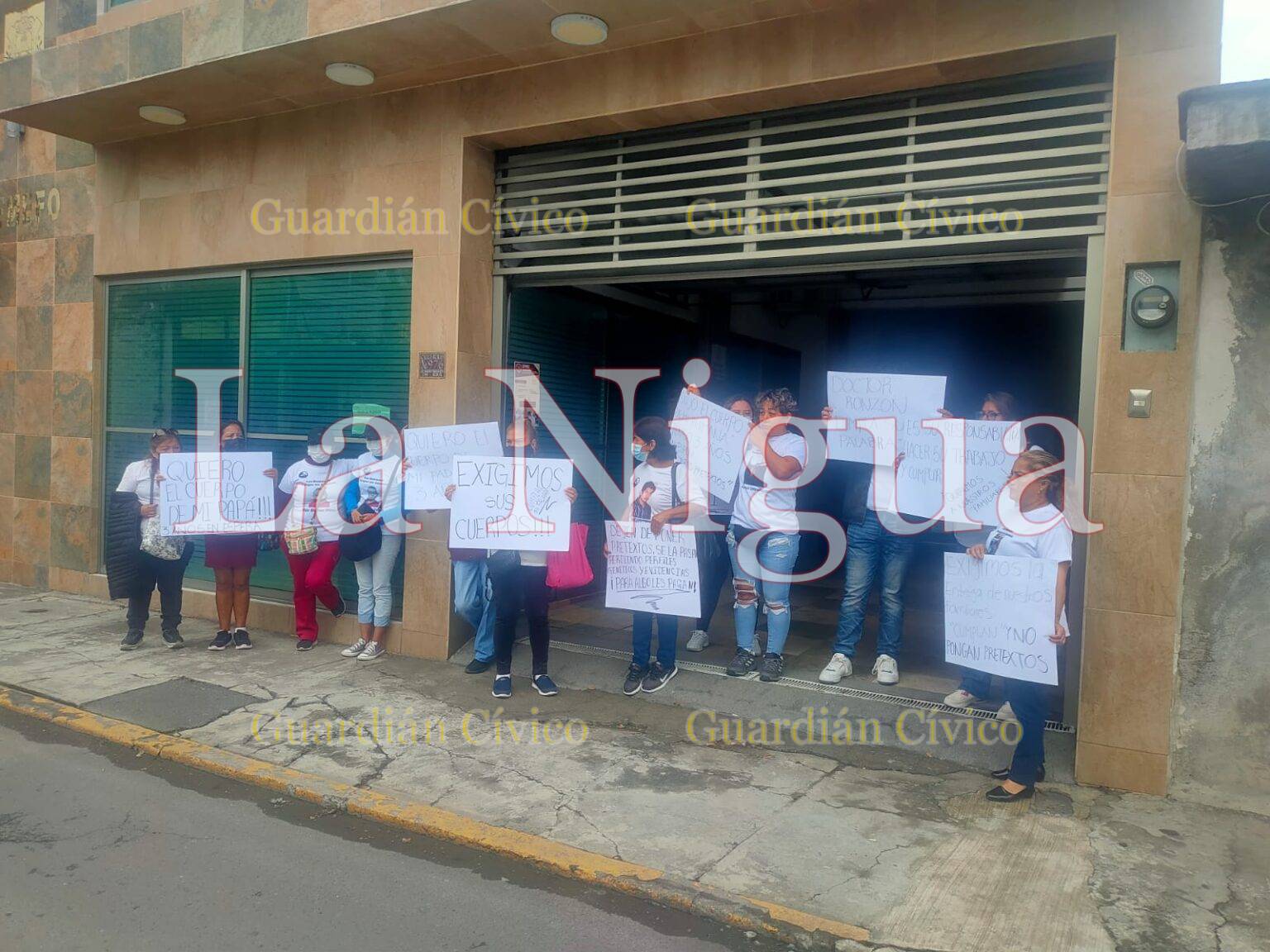 Se manifiestan en Semefo de Orizaba por dilación en entrega de cuerpos