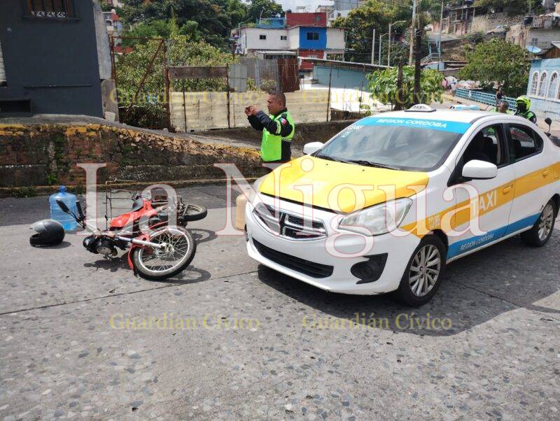 Taxista invade carril e impacta a motociclista