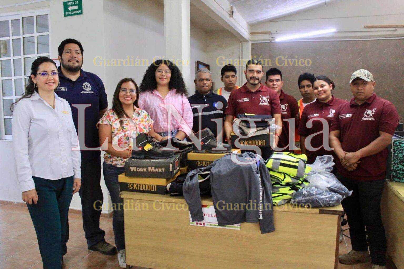 ENTREGA UNIFORMES  A BOMBEROS  Y PROTECCIÓN CIVIL EL AYUNTAMIENTO DE SOLEDAD.