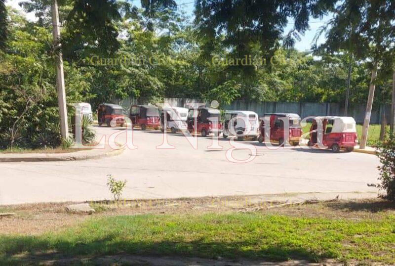 Se manifiestan conductores de mototaxis en Texistepec; piden aumento de tarifas