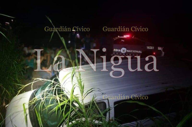 Migrantes sufren accidente en la autopista Acayucan-La Tinaja