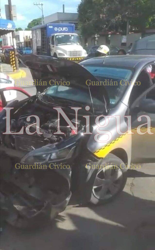 Pasajeros de carro de ruta resultan heridas al ser impactada la unidad con un taxi