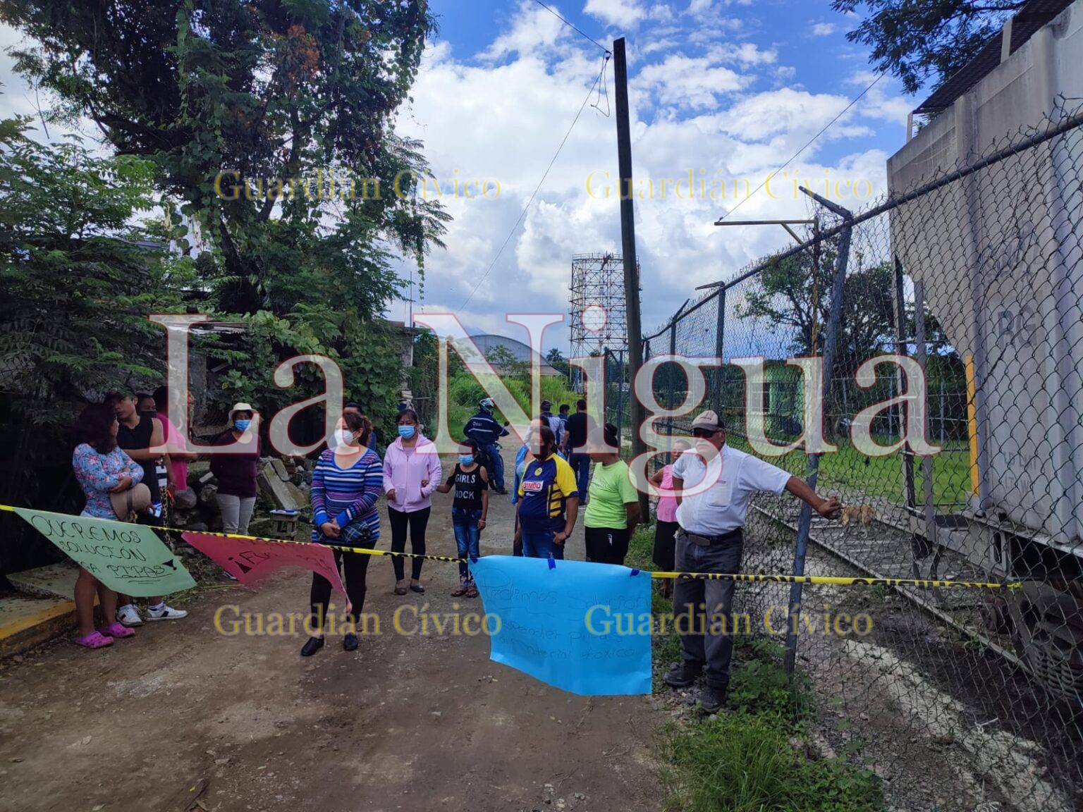 Bloquean vecinos calle en Ixtaczoquitlán