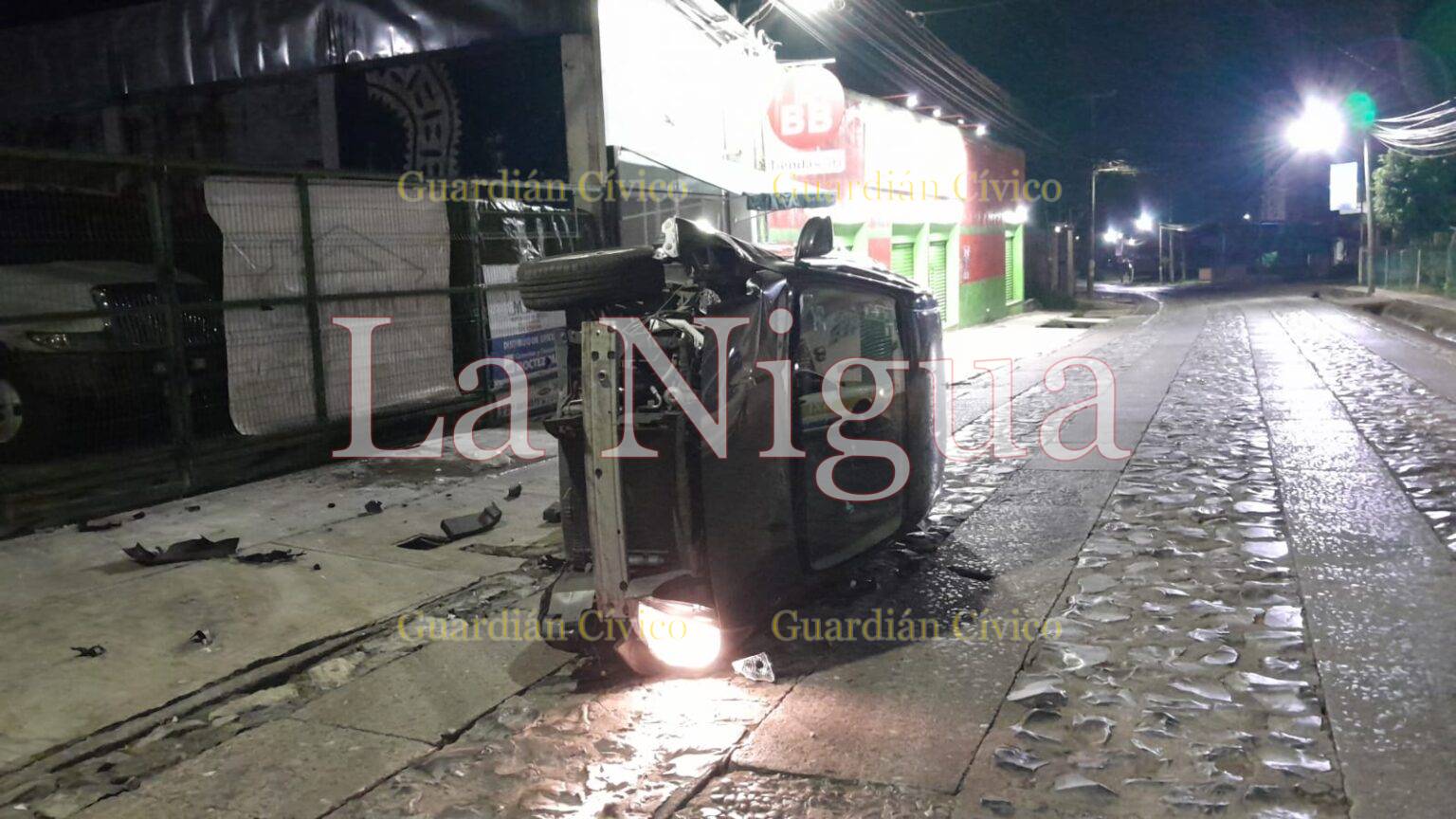 Vuelca automovilista sobre la Calzada Morelos.