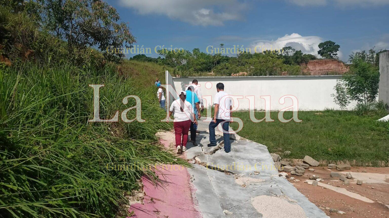 Lluvias provocan caída de barda de hospital de Las Choapas