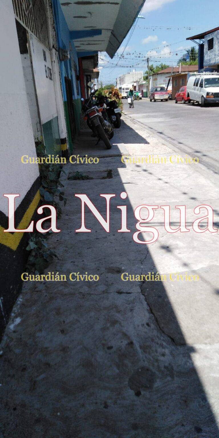 Agarran banqueta como estacionamiento de bar