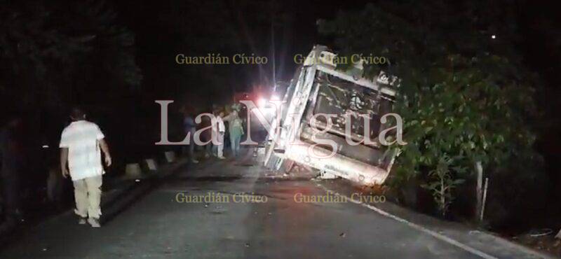 Casi vuelca compactadora en Huejutla