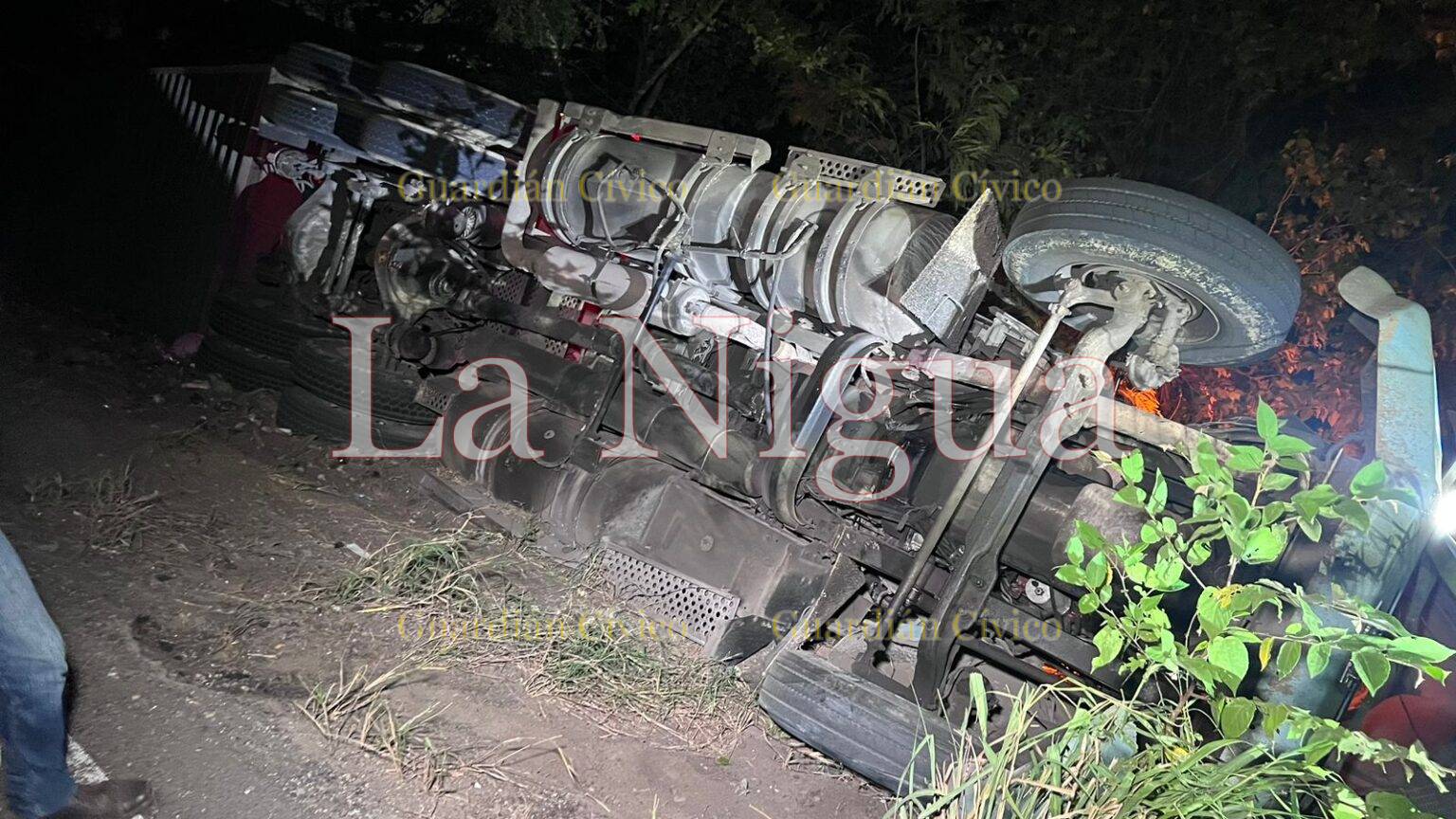 Vuelca trailer cargado de ganado en Tantoyuca