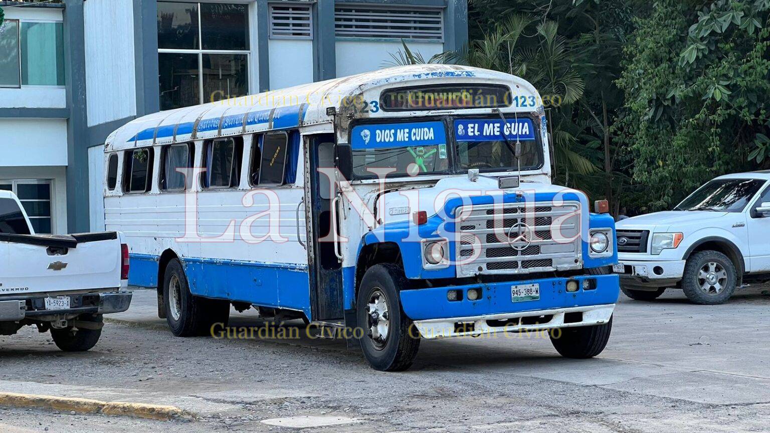 Autobús serrano impacta camioneta sobre la municipalizada
