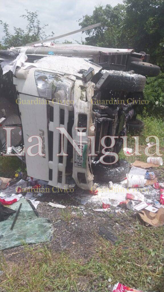 Vuelca camión cargado de lacteos